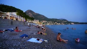 Šok na omiljenoj plaži u Crnoj Gori: Iz mora isplivalo džinovsko stvorenje, kupačima upućeno važno upozorenje