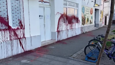 Ponovo demolirane prostorije SNS u Dobanovcima: Kamere sve zabeležile (FOTO/VIDEO)