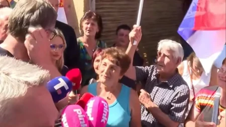 Gospođa prišla, pa zagrlila Vučića: "Predsedniče, meni ne treba ništa, samo da se slikam s vas"