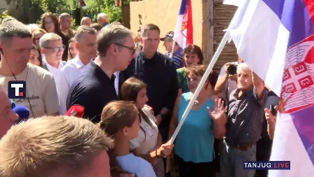 Vučić u Temskoj sa narodom: Sledi značajno povećanje penzija, plata i minimalca (VIDEO)