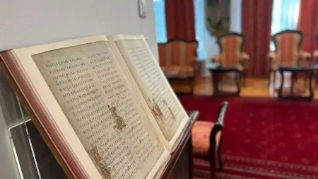Ova sveta knjiga čudom spasena: Retko izdanje Miroslavljevog jevanđelja stavili u kamion za otpad, sveštenik ga odbranio telom - nesvakidašnja priča stiže iz Čačka