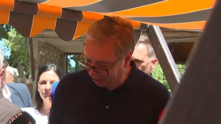 "Vidi šta sam dobio za hiljadarku" Vučić zastao na štandu, morao da kupi i za sina
