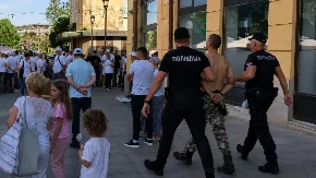 Drama u Kragujevcu! Uhapšen muškarac sa sekirom, nožem i pištoljem u blizini okupljenih građana