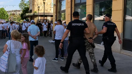 Drama u Kragujevcu! Uhapšen muškarac sa sekirom, nožem i pištoljem u blizini okupljenih građana