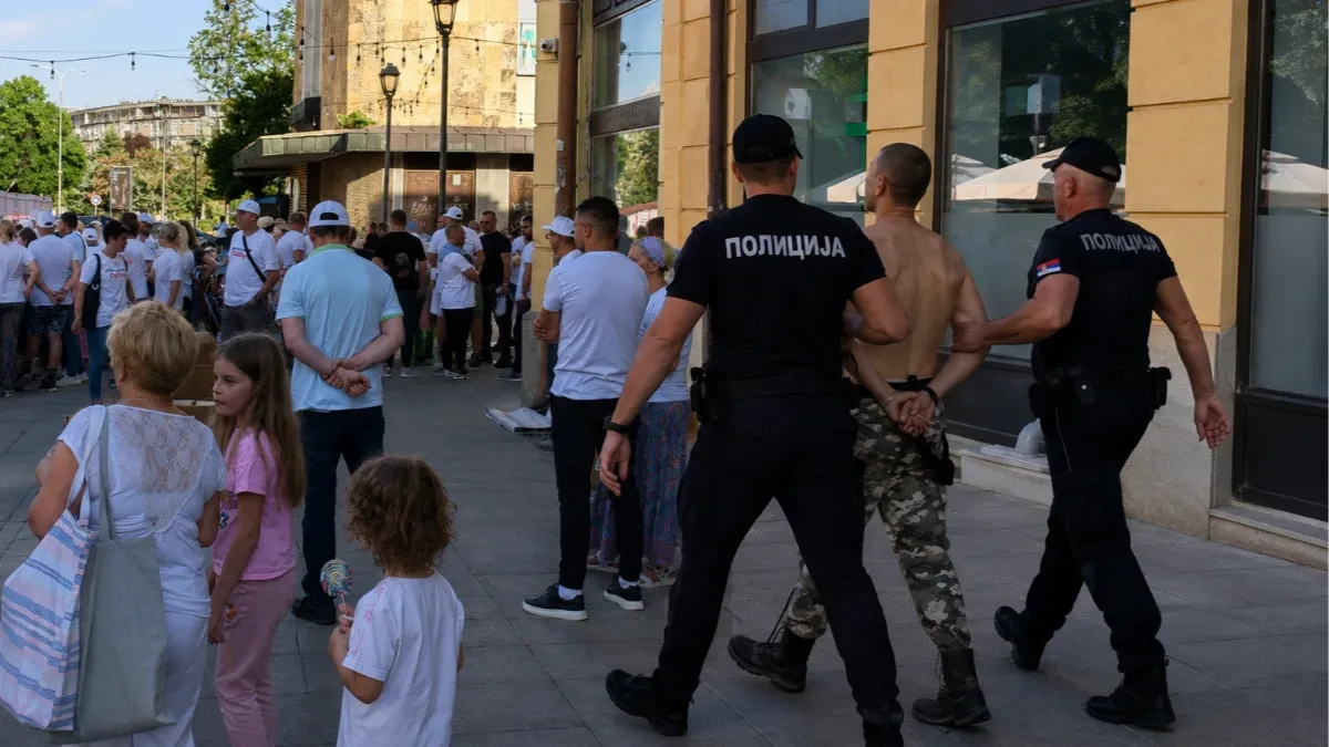 Drama u Kragujevcu! Uhapšen muškarac sa sekirom, nožem i pištoljem u blizini okupljenih građana
