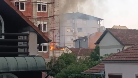 Veliki požar u centru Čačka: Gori krovna konstrukcija na kući (FOTO+VIDEO)
