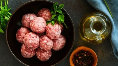 Masno mleveno meso nije za bacanje: Evo šta mu sredi ukus i teksturu, a nije hleb natopljen mlekom!