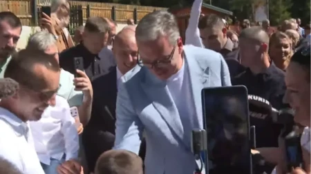 Dečak Andrija prišao Vučiću! Čim mu je ovo rekao, predsednik se odmah nasmejao