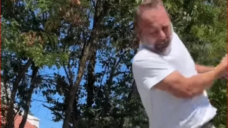Srpski milioner se naljutio, pa razbio sve aparate u kući! Snimio i kako prosipa hranu po dvorištu (FOTO)