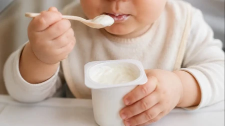 Kada bebe mogu da počnu da piju jogurt? Pedijatri razbili najveće zablude