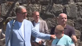Mališan skupio hrabrost i prišao Vučiću: Pomenuo tatu i "ladu nivu", pa predsedniku uputio jednu molbu