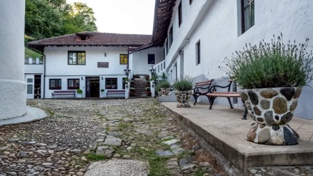 Manastir u kom se svaka želja ispuni! Reke hodočasnika dolaze da se poklone moštima