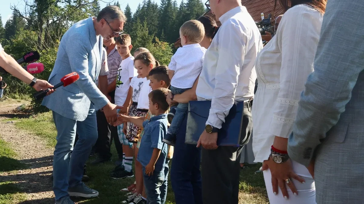 Predsednik Srbije u poseti porodici Purić sa osmoro dece: Nama nije problem natalitet u selima, već u gradovima (VIDEO)