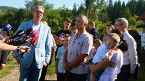"Blago majci koja Vas je rodila" Vučića u Radijićevima dočekali meštani: Najbolji na svetu! (VIDEO)