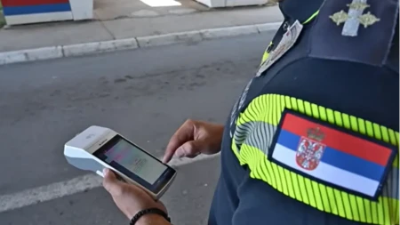 Nema više pisanja kazni i rasprave sa policijom! Svaki policajac dobija poseban uređaj - kazna se plaća na licu mesta!