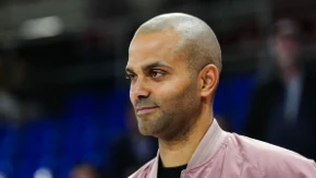 Igrači mu beže, ceo sve se smeje... Toni Parker blizu ogromne odluke