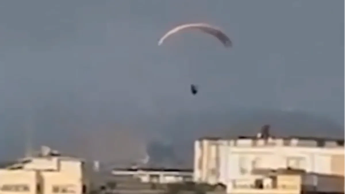 Migrant pokušao paraglajderom da uđe u Seutu: Izgubio kontrolu, pao u more i poginuo (VIDEO)