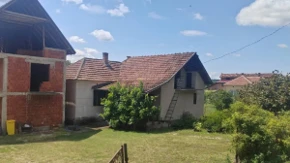 Dve kuće na 10 ari za 26.000 evra! Uz pomoć države majke mogu lakše do doma za čitavu porodicu