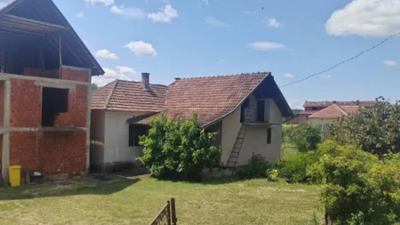 Dve kuće na 10 ari za 26.000 evra! Uz pomoć države majke mogu lakše do doma za čitavu porodicu