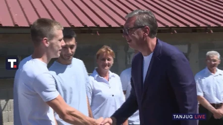 Vučić u poseti jugozapadu Srbije: Predsednik obilazi poljoprivredno gazdinstvo Arsović (FOTO/VIDEO)