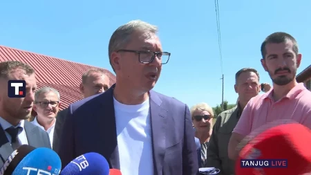 Vučić razgovara sa građanima i rešava probleme: "Imamo jednu porodicu sa desetoro dece..." (FOTO/VIDEO)