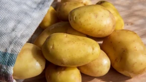 Ne bacajte kore od krompira - ovaj trik može pomoći da zagorele šerpe ponovo zablistaju