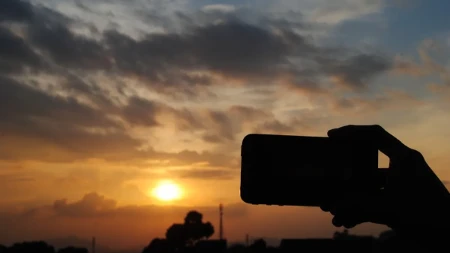 Stručnjaci upozoravaju: Jedna fotografija pomračenja Sunca može da vam uništi mobilni telefon