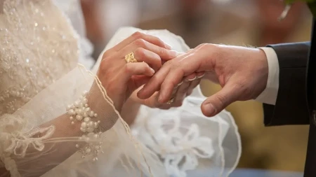 Političar oženio 34 godine mlađu voditeljku! Svadba izazvala pravu buru u javnosti