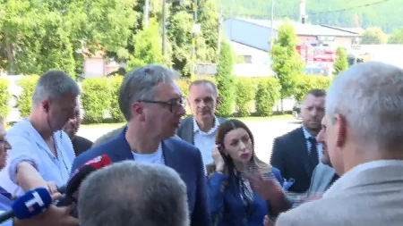 Vučić bi da uda lepu ministarku: Adrijana, biraj!