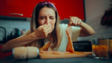 Piletina vam smrdi na frižider? Ne bacajte meso odmah, evo trika sa dva sastojka