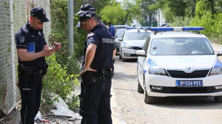 Rođaci se brutalno potukli nasred ulice! Objavljen uznemirujući snimak iz Novog Pazara (VIDEO)