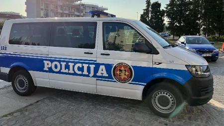 Skandal u Igalu: Uhapšeni maloletni Nemci, uništavali automobile Srba!