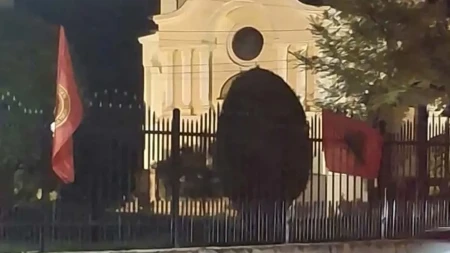 Novi udar na srpstvo i svetinje: Zastave Albanije i tzv. OVK okačene na ogradu crkvenog poseda u Lipljanu (FOTO)
