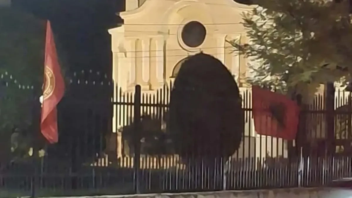 Novi udar na srpstvo i svetinje: Zastave Albanije i tzv. OVK okačene na ogradu crkvenog poseda u Lipljanu (FOTO)