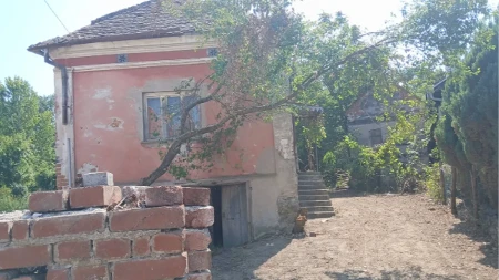 Dve etno kuće i 12 ari kod Tumana za 20.000 evra: Imanje nije u sjajnom stanju, ali krije veliki potencijal