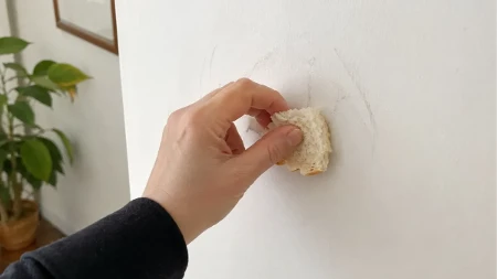 Čišćenje zida hlebom?! Trikovi za skidanje fleka koji će vam olakšati održavanje kuće