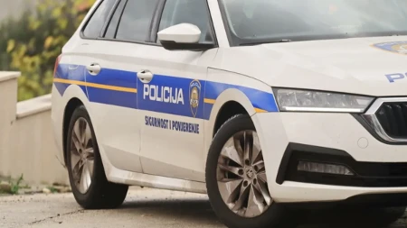 Policajac kod Požege koristio službeni auto za polne odnose: Raskrinkao ih oduzeti telefon!
