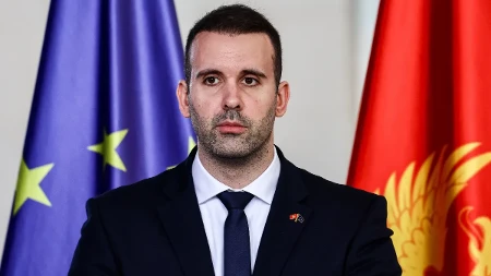 Crnogorci masovno u dugovima! Iz banaka podigli milijarde evra!