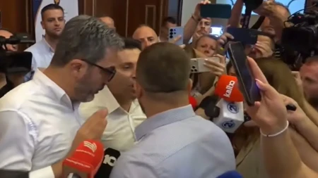 Kurti gurnuo lažnu državu u provaliju: Dok se poslanici hvataju za guše - institucije paralisane! (VIDEO)
