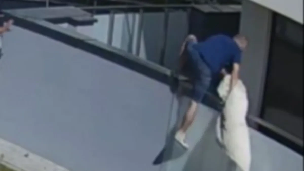 Snimak koji ledi krv u žilama: Devojčica visila sa petog sprata, a onda je usledila dramatična akcija komšija