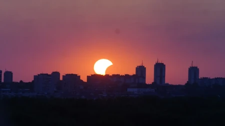 Nebo iznad Srbije priredilo spektakl! Mesec „zagrizao“ Sunce pred sam zalazak (FOTO)
