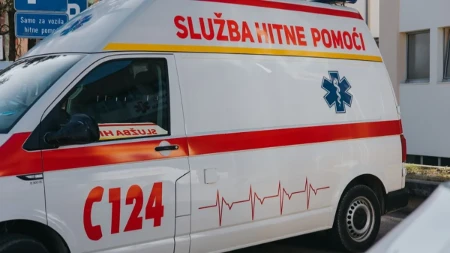 Vozač "golfa" poginuo: Stravičan direktan sudar automobila i kombija, troje povređenih