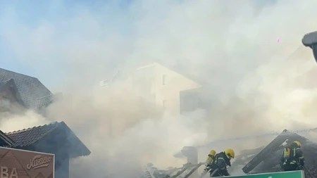 Gori restoran na Zlatiboru! Vatra buknula iznad roštilja, krov u plamenu (FOTO)