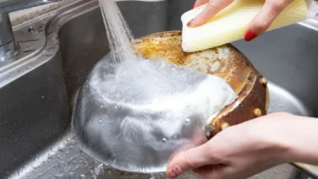 Zagoreli tiganj izgleda kao da mu nema spasa? Uzmite krompir i sodu, rezultat će vas iznenaditi