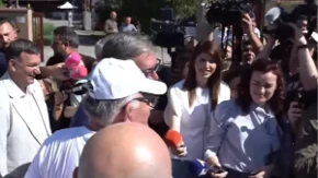 Prišao Vučiću sa pitanjem, a onda iznenadio sve: Predsednik se odmah nasmejao