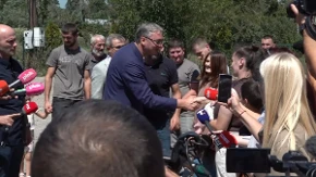 Osmoro dece dočekalo Vučića u selu Bunar: Predsednik nije krio sreću, a onda mu se obratio domaćin 