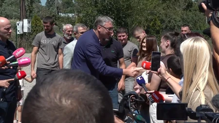 Osmoro dece dočekalo Vučića u selu Bunar: Predsednik nije krio sreću, a onda mu se obratio domaćin 