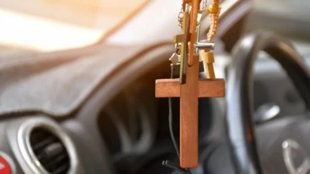 Da li držite KRST NA RETROVIZORU? Mnogi vernici prave veliku grešku, a evo šta o tome kaže Crkva