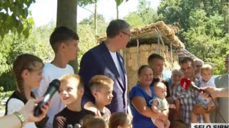 Vučić posetio Jovanoviće sa desetoro dece: Najavio pomoć porodicama sa petoro i više dece