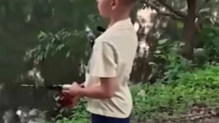 Zabacio udicu, a onda je usledio šok! Osmogodišnjak izvukao nešto što ne bi smelo da bude u ovom jezeru